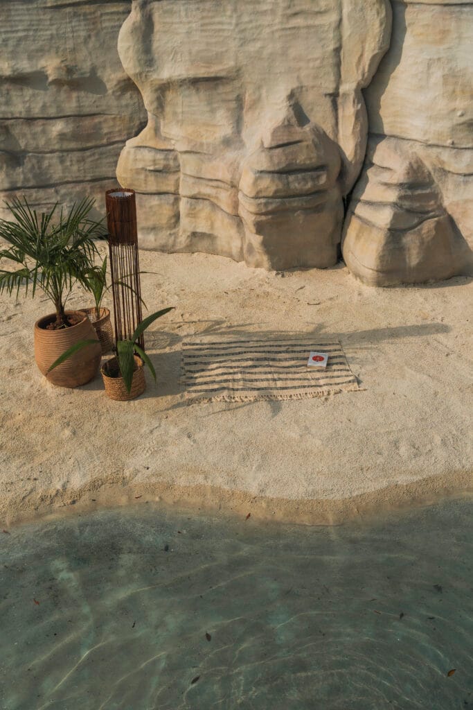 SET DESIGN VOLCANIC BEACH 3 JCA00194